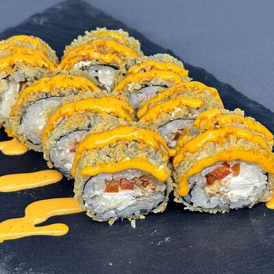 Жареный ролл с угрем и соусом Спайси в Uminami по цене 670 ₽