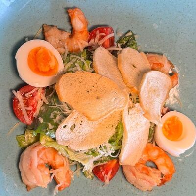 Салат Цезарь с креветками в Пилот по цене 590 ₽