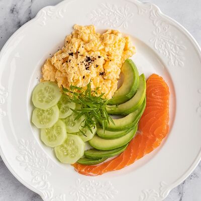 Скрэмбл с маринованной форелью, авокадо и овощами в Патис по цене 828 ₽