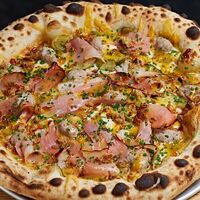 Мюнхенская колбаса, чеддер, хрустящий лукв Wine Сonnection