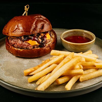 Бургер Вишня в Горки парк по цене 890 ₽