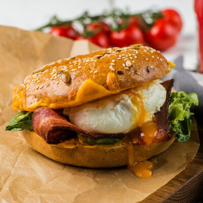 Бейгл с беконом, сыром и яйцом пашот в Маймун по цене 440