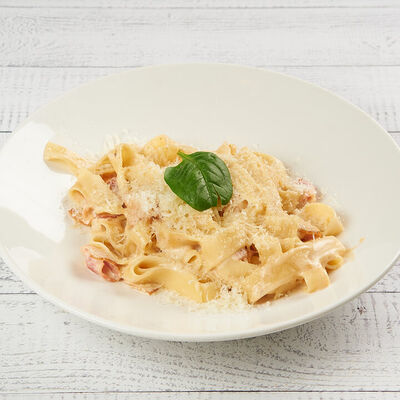 Паста с беконом, сливочным соусом и пармезаном в АндерСон по цене 640 ₽