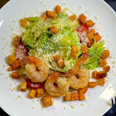 С тигровыми креветками на гриле под соусом цезарь в Марбелья по цене 550 ₽