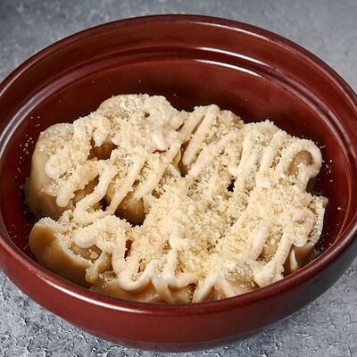 Пельмени с цыпленком, пармезаном и соусом Цезарь S в Лепим сами по цене 289 ₽