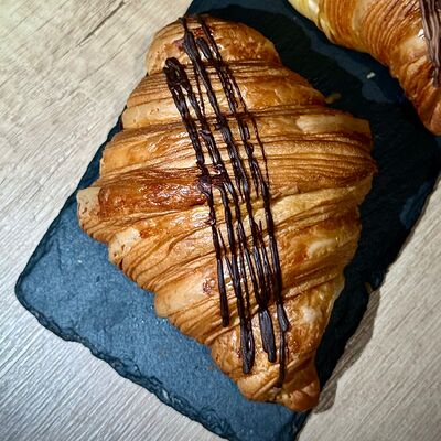 Круассан шоколадный в Хлеб и люди по цене 270 ₽