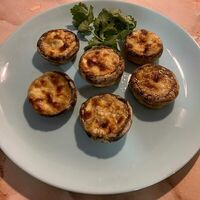 Шампиньоны, запечённые с сыром сулугуни и брынзой в Хинкальная Старый Тбилиси