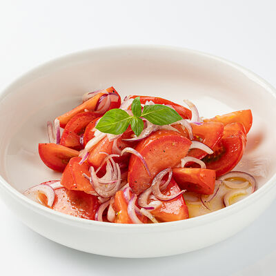 Розовые помидоры с красным луком в Магадан по цене 690 ₽