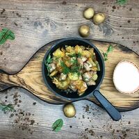 Сковородка с жареной cвининой и картофелем в Potato project