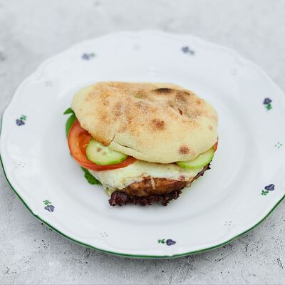 Греческая пита с котлеткой из цыпленка со свежими овощамив Август бистро по цене 460 ₽