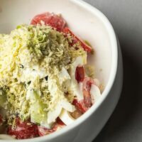 Салат из свежих овощей с яйцом в Опера