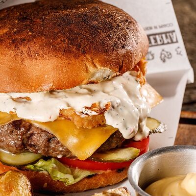 Фермерский бургер с говядиной в Ферма по цене 885 ₽