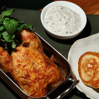 Хрустящий цыплёнок с картофельным пюре Алиго и соусом из сморчков в Yale по цене 1200 ₽