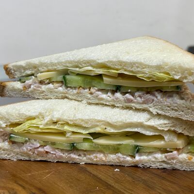 Сэндвич с курицей и свежим огурчикомв Ave Coffee по цене 290 ₽