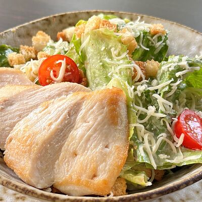 Салат Цезарь с ломтиками обжаренного куриного филе в ROZENSHTEYN loft cafe по цене 390 ₽