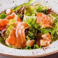 Салат Цезарь с семгой в Марсель