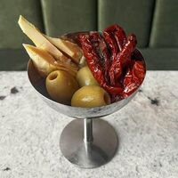 Оливки, артишоки, вяленые томаты в Tin