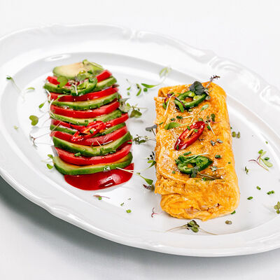 Омлет с тунцом, томатами и кремовым авокадо в Sabor de la Vida по цене 900 ₽