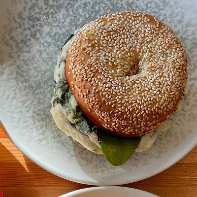 Бейгл с сыром и шпинатом в Ранняя пташка по цене 580 ₽