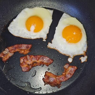 Глазунья с беконом в I Want Coffee & Food по цене 520 ₽