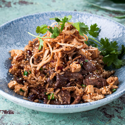 Жареный рис с говядиной и луковыми чипсами в BonoBo по цене 780 ₽