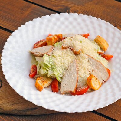 Салат Цезарь с курицей в Food & Mood по цене 550 ₽