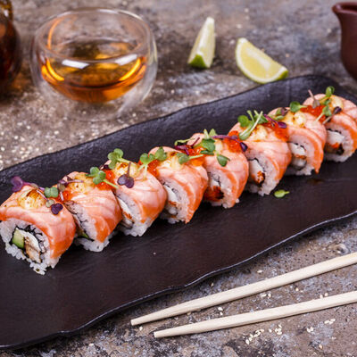 Запеченный сливочный ролл с лососем и красной икрой в Пряности & Радости на Васильевском по цене 580