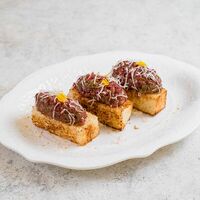 Тартар из говядины с копченой скаморцей на булочке бриошь в Tutta La Vita