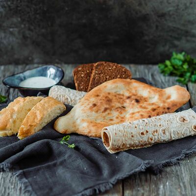 Хлебная корзина с чесночным соусом в Пряности & Радости на Васильевском по цене 550