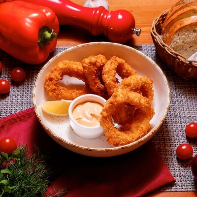 Пивной кальмар в темпуре с пикантным соусом в Золотая прага по цене 880 ₽