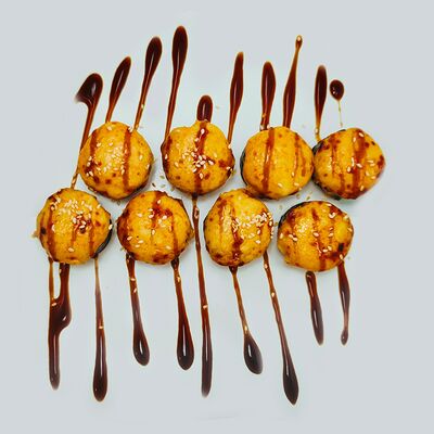 Запечённый ролл с лососем и сыром в соусе унаги в Mad Chicken по цене 650 ₽