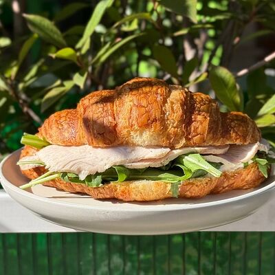 Круассан с индейкой в Сельдерей по цене 590 ₽