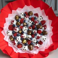 Букет Королевский красный из клубники в шоколаде в Mosberry