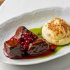 Говяжьи щёчки с картофельным муссом и соусом из клюквы в Карин по цене 980