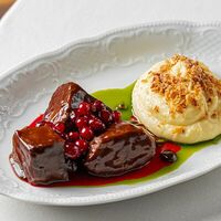 Говяжьи щёчки с картофельным муссом и соусом из клюквы в Карин
