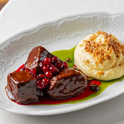 Говяжьи щёчки с картофельным муссом и соусом из клюквы в Карин по цене 980 ₽