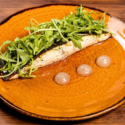 Стейк из камбалы, рукола, гель из лимона в Трактир Колесо по цене 935 ₽