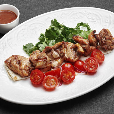 Шашлык из бедра цыпленка с маринованными черри и соусом блэк пеппер в Залечь на дно в Брюгге по цене 678 ₽