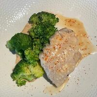 Морской окунь на пару с мисо-соусом и брокколи в More More