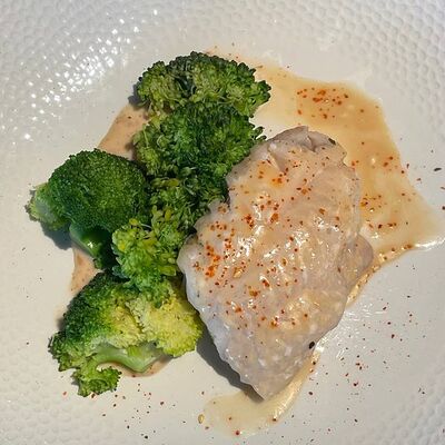 Морской окунь на пару с мисо-соусом и брокколи в More More по цене 560