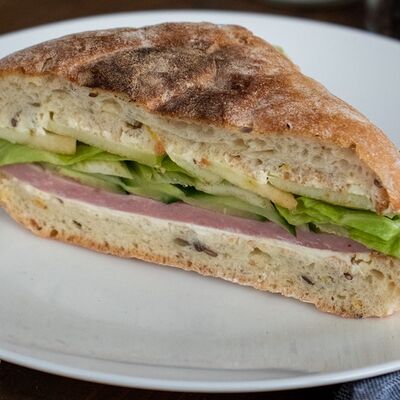 Сэндвич с ветчиной из индейки и яблоком в Mememeal по цене 150 ₽