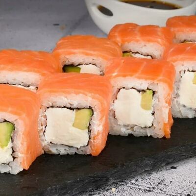 Филадельфия сяке с авокадо в Суши Мастер по цене 339 ₽