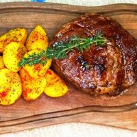 Стейк Рибай на гриле с печёным картофелем в Ресторан Хата возле Шереметьево