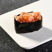 Гункан Лосось в Takamura Sushi