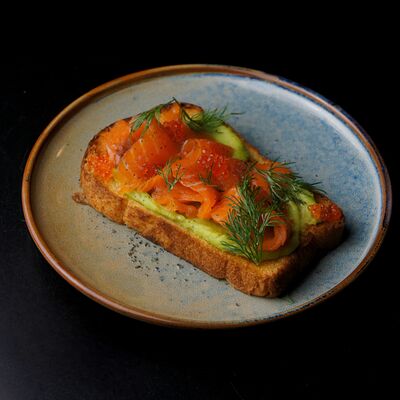 Smorrebrod с форелью, толченый картофель, красная икра в Нобель по цене 590 ₽