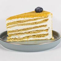 Торт медовик в Hungry Wolf Bar