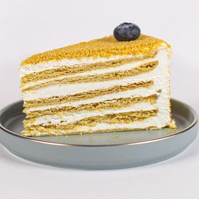 Торт медовик в Hungry Wolf Bar по цене 450 ₽