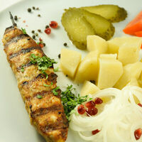 Кебаб из курицы с картофелем по-домашнему, огурчиком и помидорчиком в Роллбери