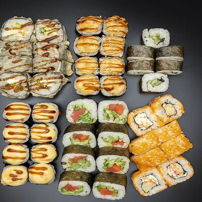 Новый 1 Килограмм роллов в Кинг Ролл по цене 1899 ₽