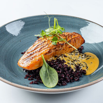 Лосось с черным рисом в Udcкафе Upside Down Cake по цене 940 ₽